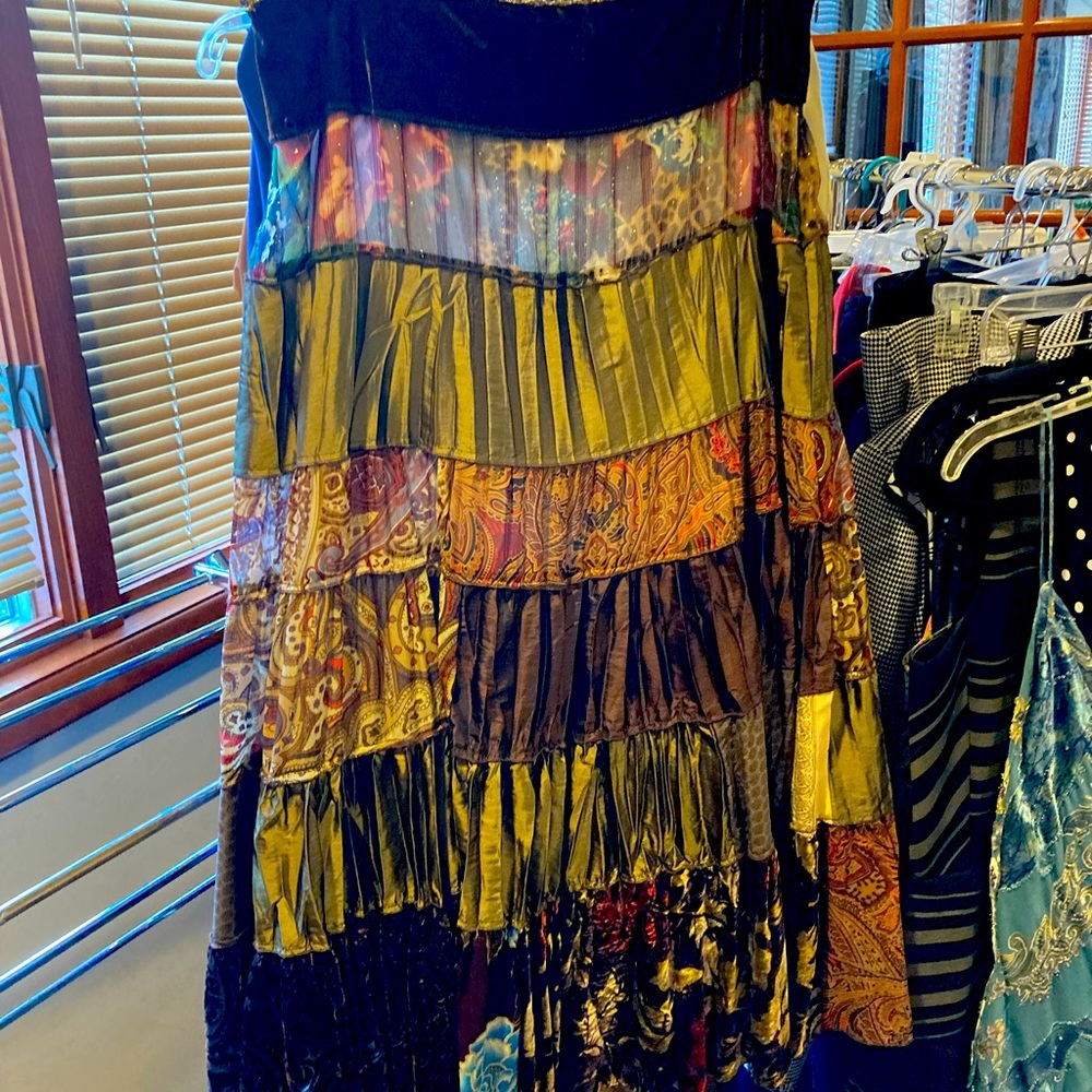 Cache tapestry skirt